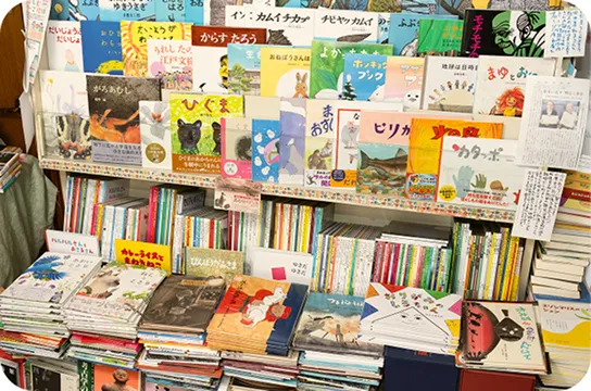店主が選び抜いた絵本がずらりと並ぶ店内の本棚